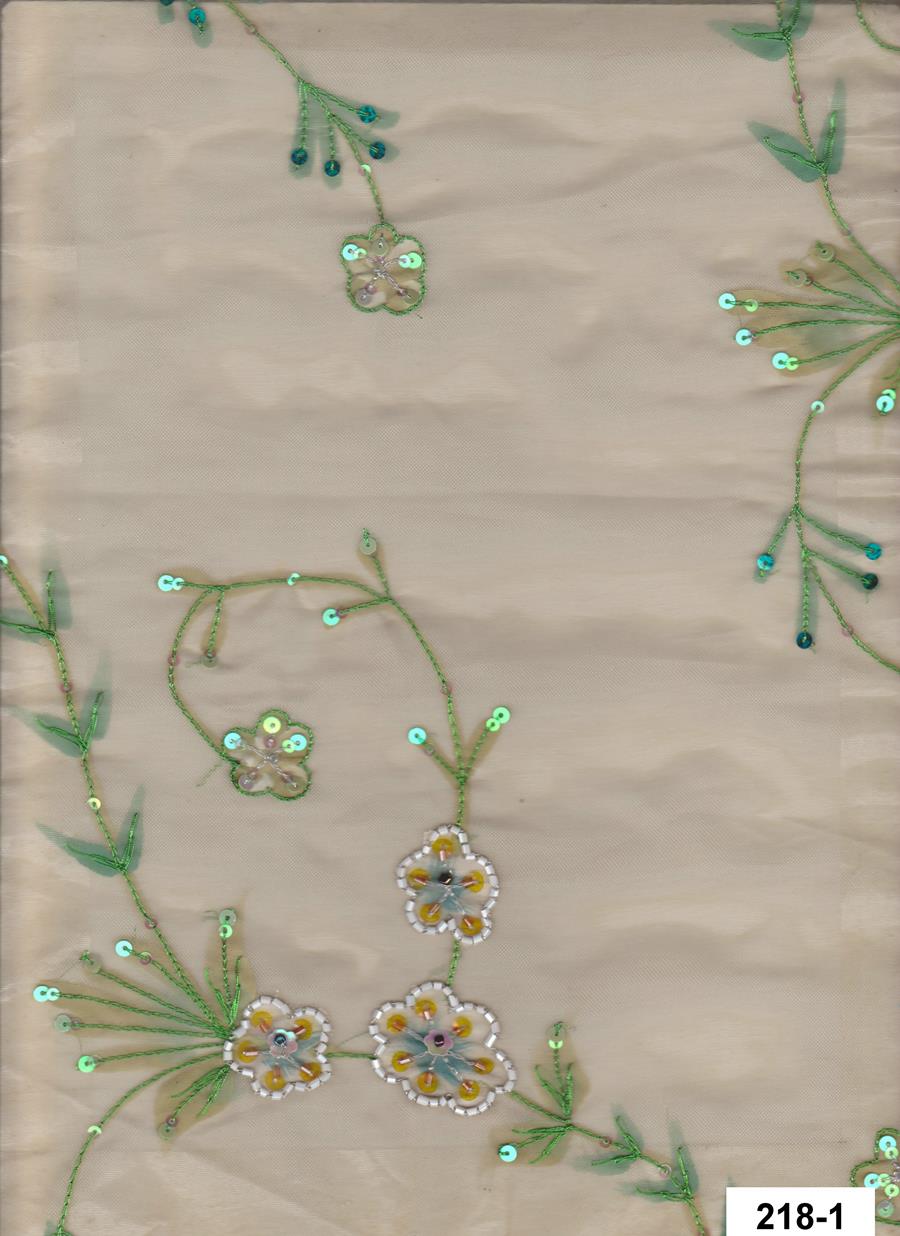 Organza de seda beige tostado con  flores pintadas y bordadas