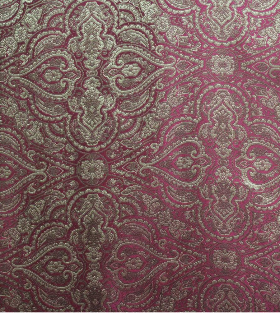 Jacquard rojo con motivos ornamentales en color dorado.