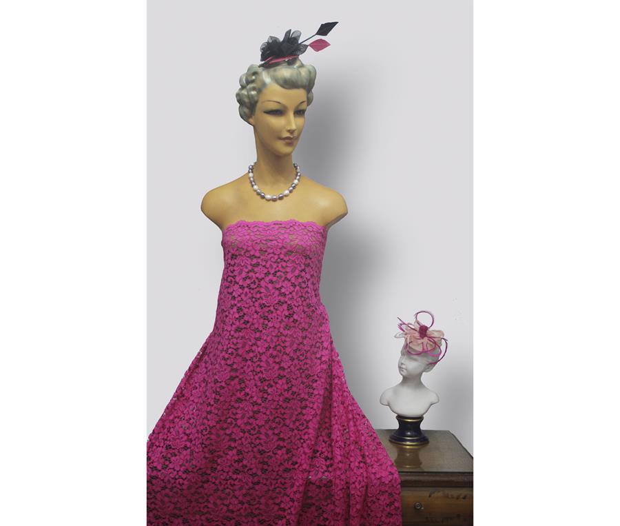 Encaje de guipur rosa fucsia con motivo floral y dos blondas