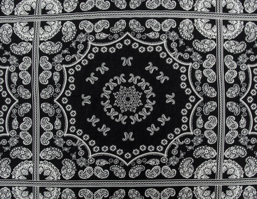Viscosa negra con cuadros, mandalas cachemiras y  paisley blancos 