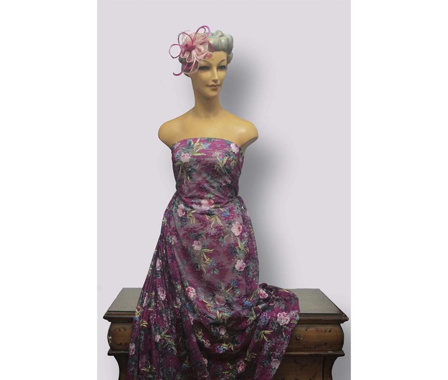 Encaje Chantilly Burdeos buganvilla y flores rosa y azul 