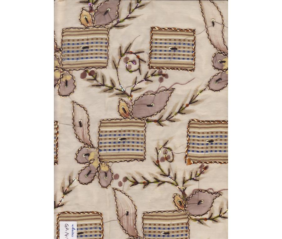 Organza beige tostado pintada, bordada y con aplicaciones