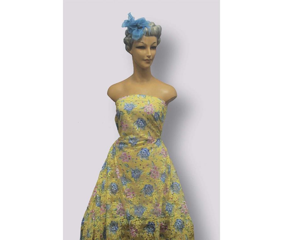 Encaje de Chantilly amarillo con flores celeste, rosa y blondas 