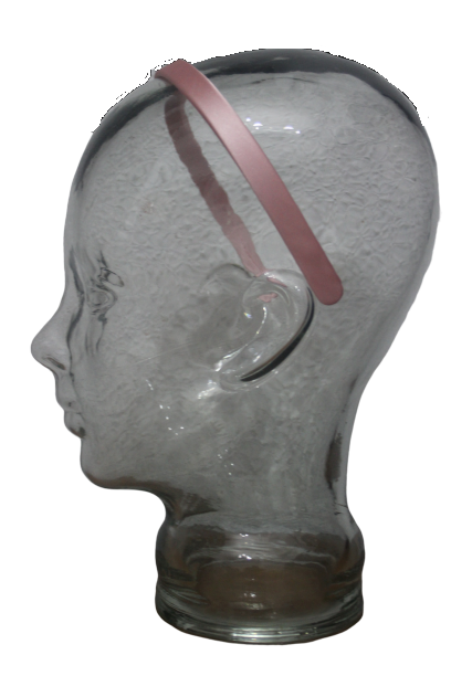 Diadema o pasada forrada de raso color rosa.