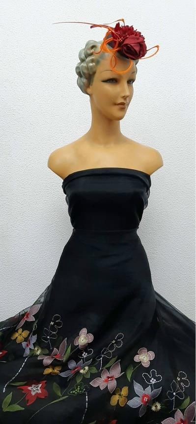Organza color negro bordada con flores