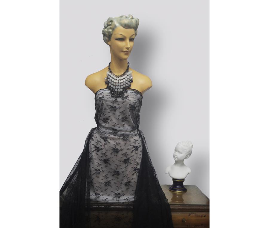 Encaje negro de Chantilly con blondas