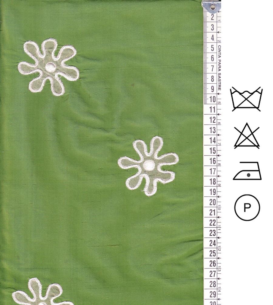 Tafetán de seda  verde claro con flores bordadas en crudo