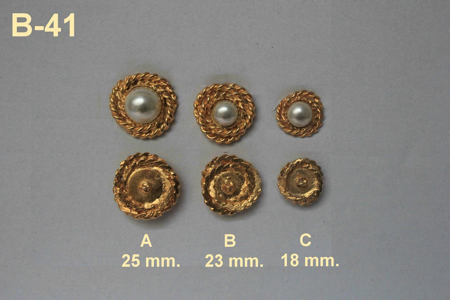 Botón de perla sobre base dorada tipo Chanel