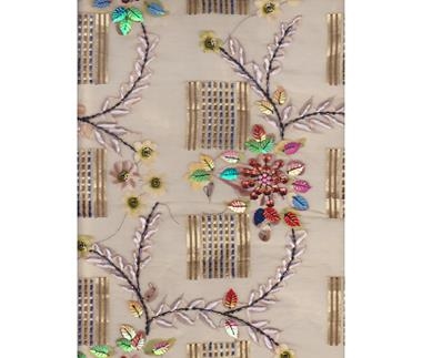 Pieza de organza de seda beige tostado, bordada con lana de color rosa, perla de colores, cuentas tubulares y hojas metálicas | 1415-1 | Tejidos, telas, complementos, tocados,sombrerería, plumas, tiras, encajes, bordados, botones, moda.