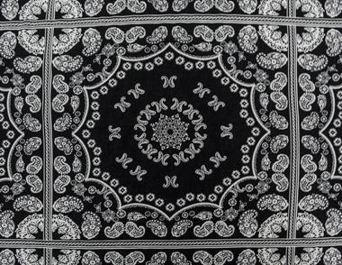 Viscosa negra estampada con motivos blancos de cuadros, mandalas, cachemira y paisley | E0111 | Tejidos, telas, complementos, tocados,sombrerería, plumas, tiras, encajes, bordados, botones, moda.