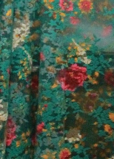 Encaje Chantilly verde esmeralda estampado con flores color rosa, blanco y ocre. | ENC-029 | Tejidos, telas, complementos, tocados,sombrerería, plumas, tiras, encajes, bordados, botones, moda.