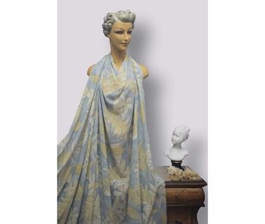 Crepé celeste grisáceo estampado con hojas de palmera vainilla y beige | E0044 | Tejidos, telas, complementos, tocados,sombrerería, plumas, tiras, encajes, bordados, botones, moda.