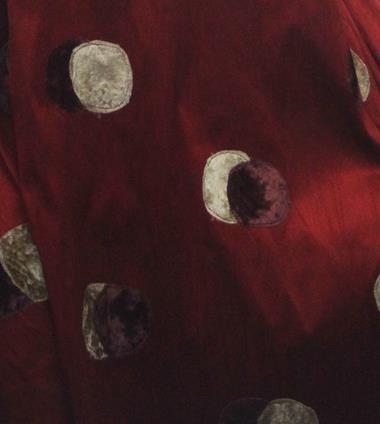 Seda salvaje Burdeos con aplicaciones circulares de terciopelo camel y granate oscuro. | E0046 | Tejidos, telas, complementos, tocados,sombrerería, plumas, tiras, encajes, bordados, botones, moda.