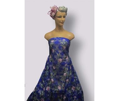 Encaje Chantilly de color azulina estampado con flores en tonos de rosa  y  hojas verdes. Blondas recortables. | ENC-025 | Tejidos, telas, complementos, tocados,sombrerería, plumas, tiras, encajes, bordados, botones, moda.